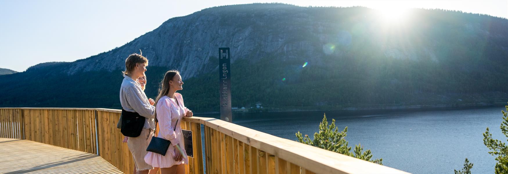 Ungdom som nyter utsikten fra tretoppveien