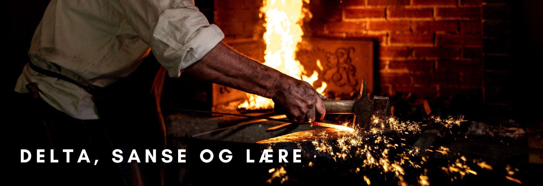 Smed i aksjon, smia ved Vest-Telemark museum.