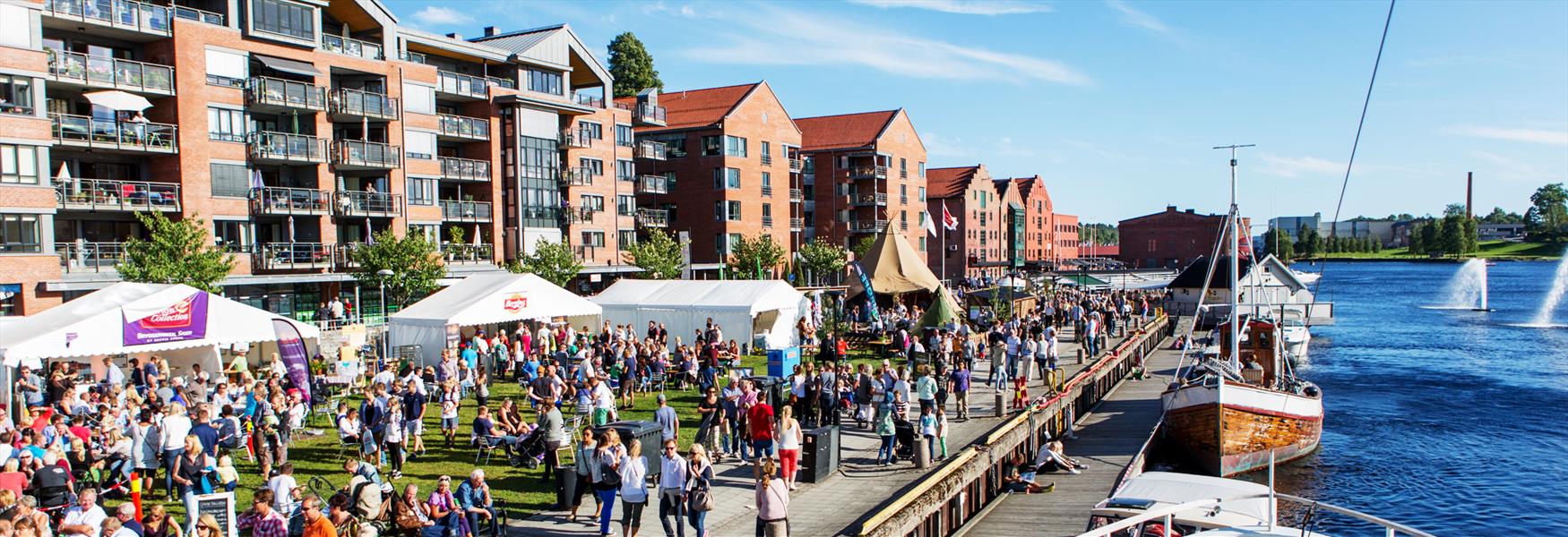 mange mennesker på mersmak festivalen i Skien