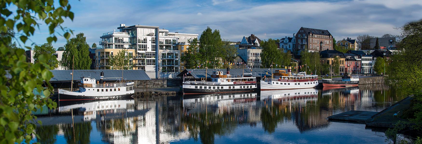 Kanalbåtene på Hjellebrygge i Skien