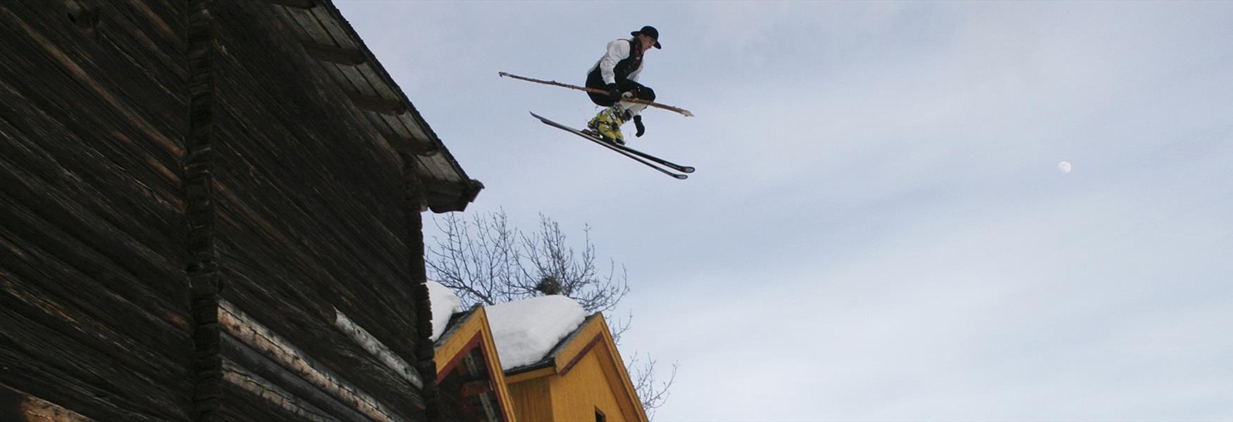 Illustrasjonsbilete - Skihopp frå låven på Kleiv i Morgedal