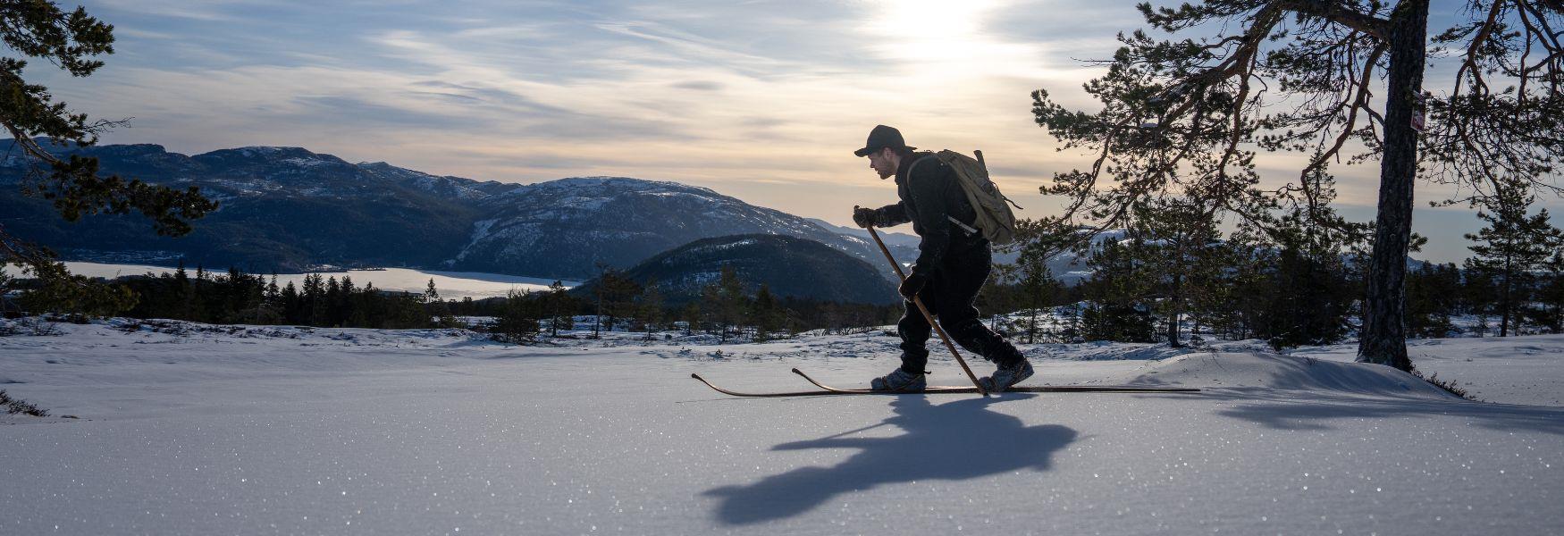 Sondre Norheim, Norsk Skieventyr, mann på gamaldagse treski.