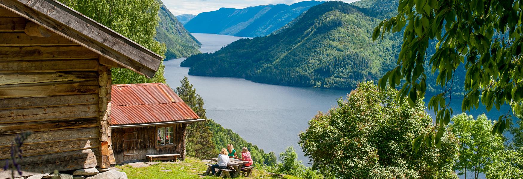 Rui-plassen med utsikt mot Telemarkskanalen på Dalen