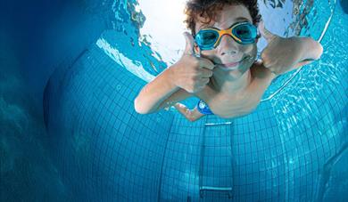 boy diving into pool at Skien fritidspark