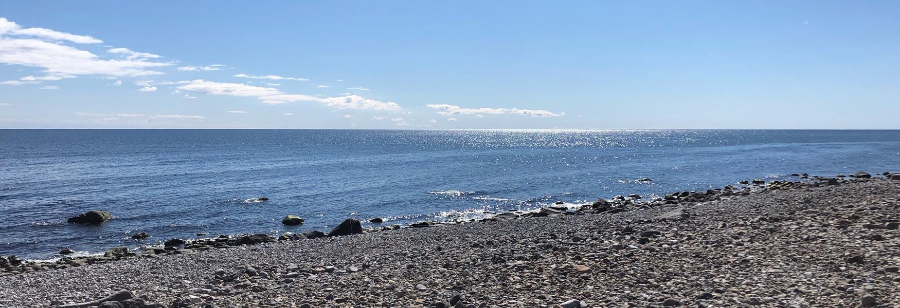 Blikk mot havet fra rullesteinstranden på Jomfruland