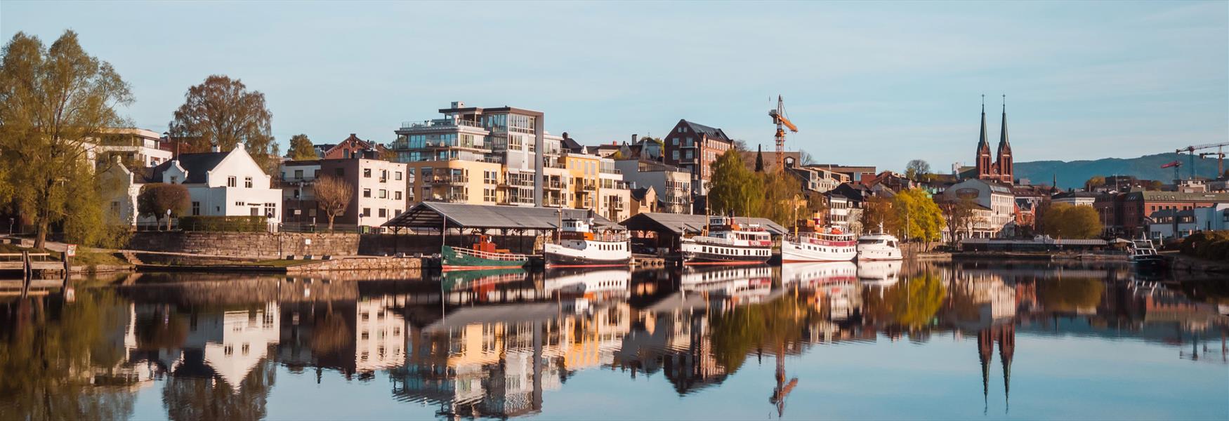 kanalbåtene ligger på Hjellebrygga i Skien