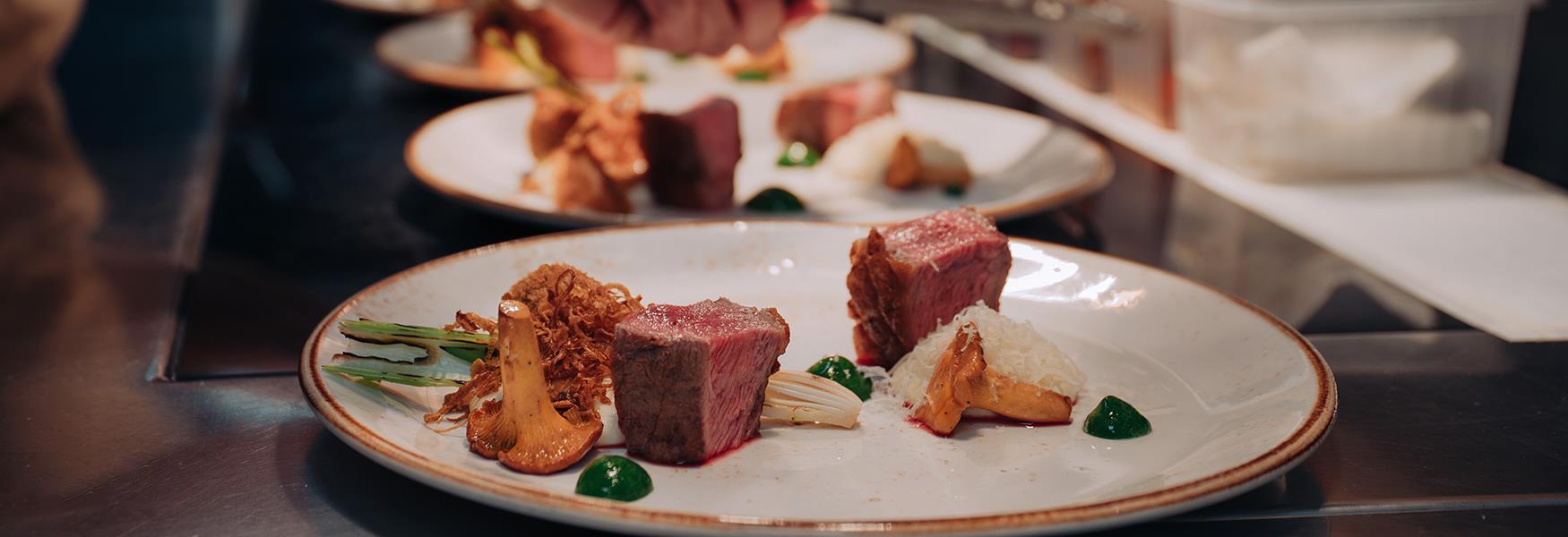 kjøttrett som serveres hos Jacob & Gabriel restaurant i Skien