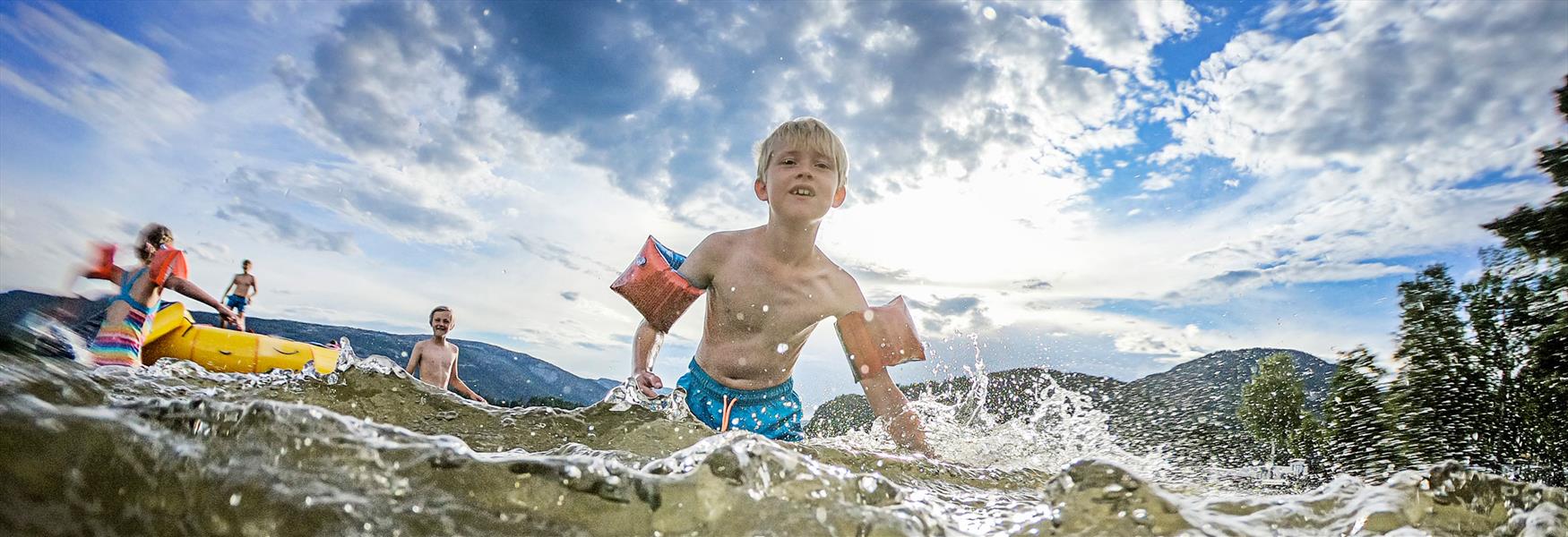 barn som bader i Vrådal