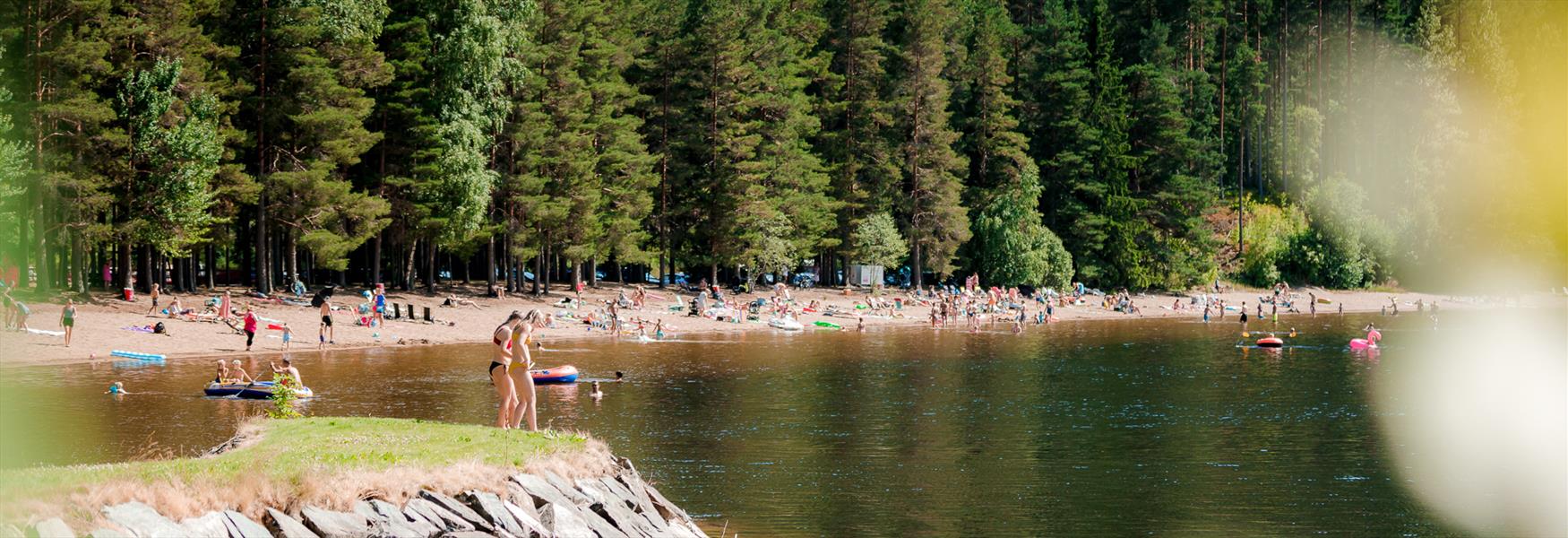 folk bader på en strand i Seljord