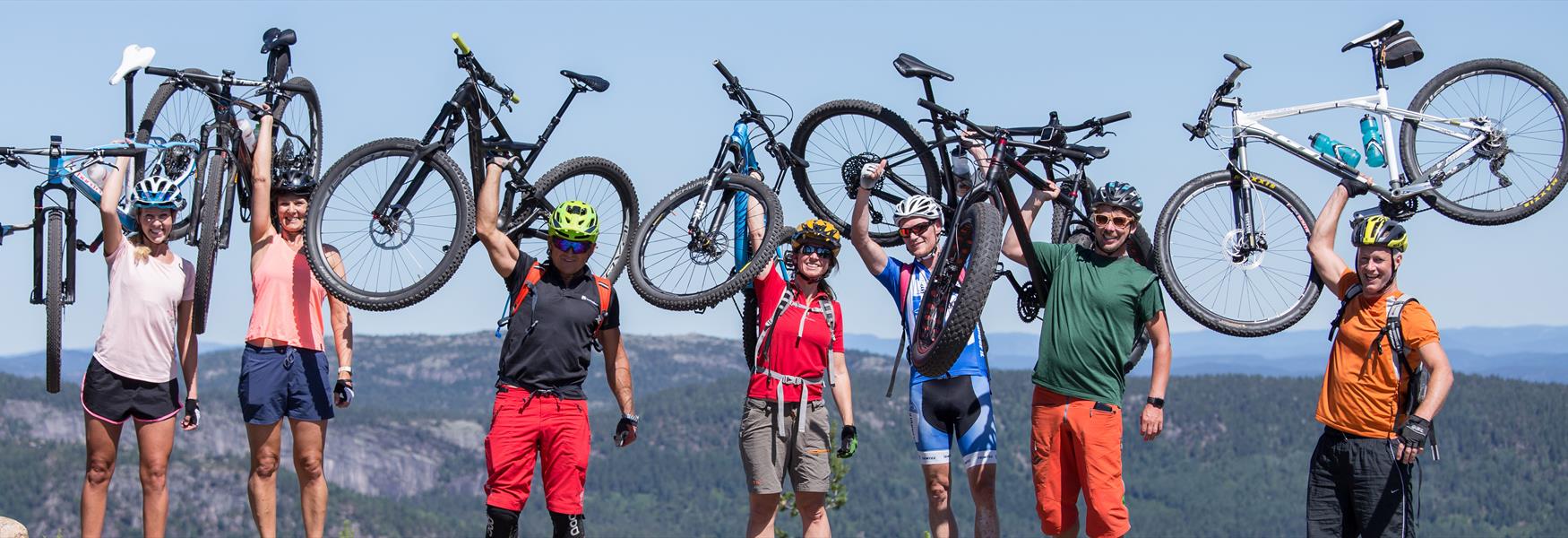 gruppe syklister holder syklene i været