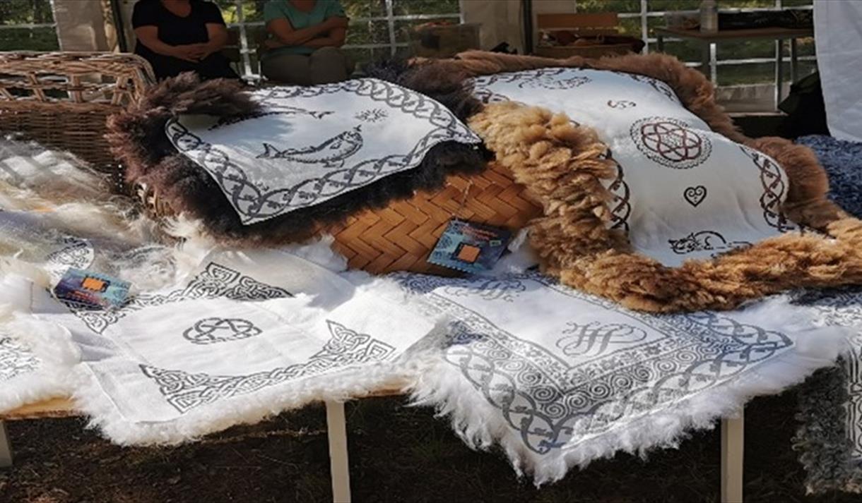 Ingun Momrak-Haugan vil vise fram forskjellig arbeid med skinnfellar i Øyskogen.