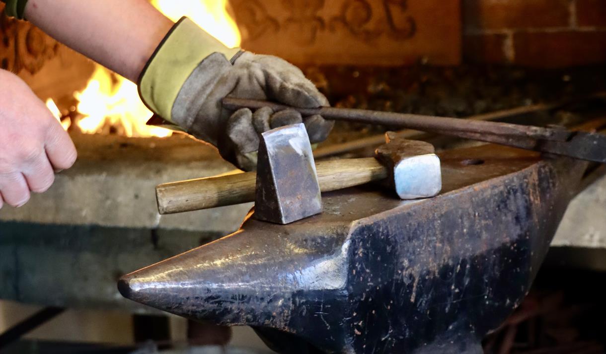 Smed, ambolt, smie. Arbeid i Liosmia på museet i Eidsborg.