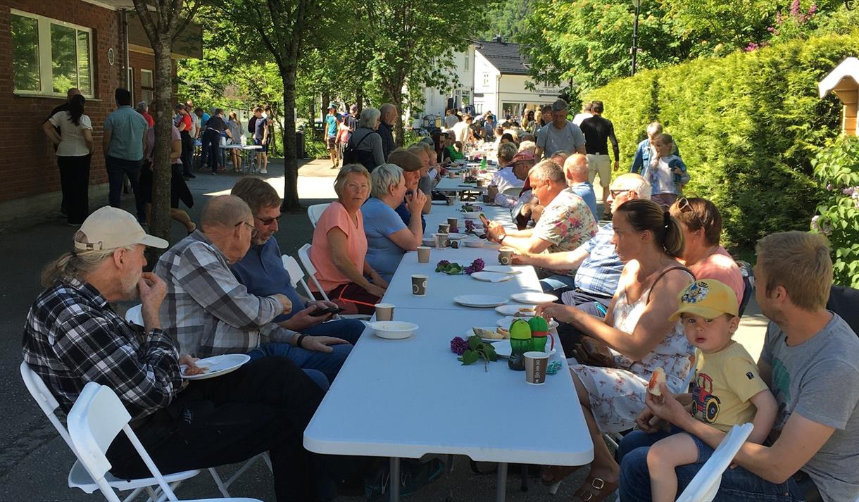 Oldemors Gatefrukost på Dalen