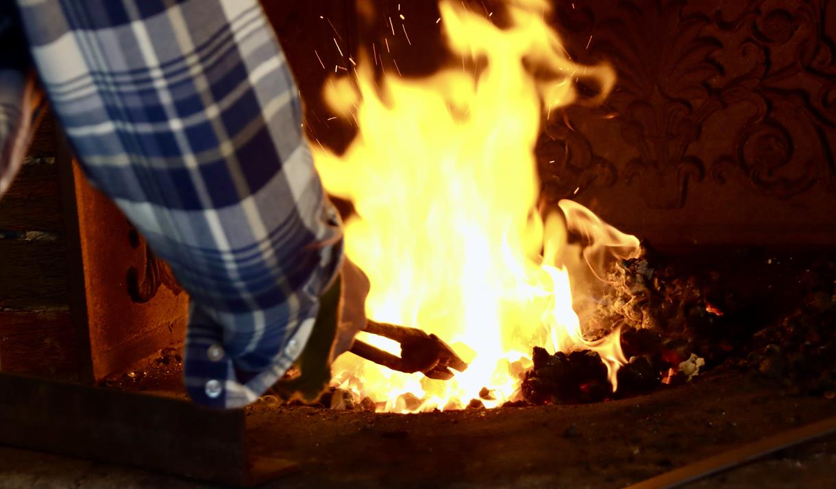 Smiing, arbeid i Liosmia på museet i Eidsborg.