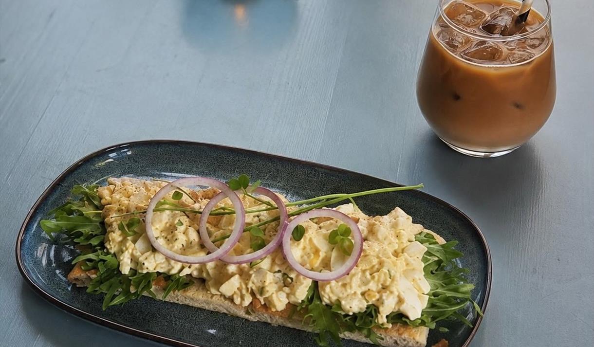 bilde av sandwich og kaffe