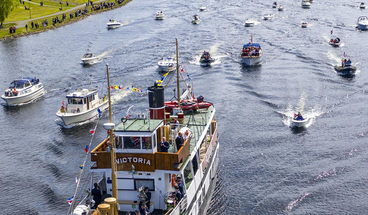 Båtkortersje på Skienselva