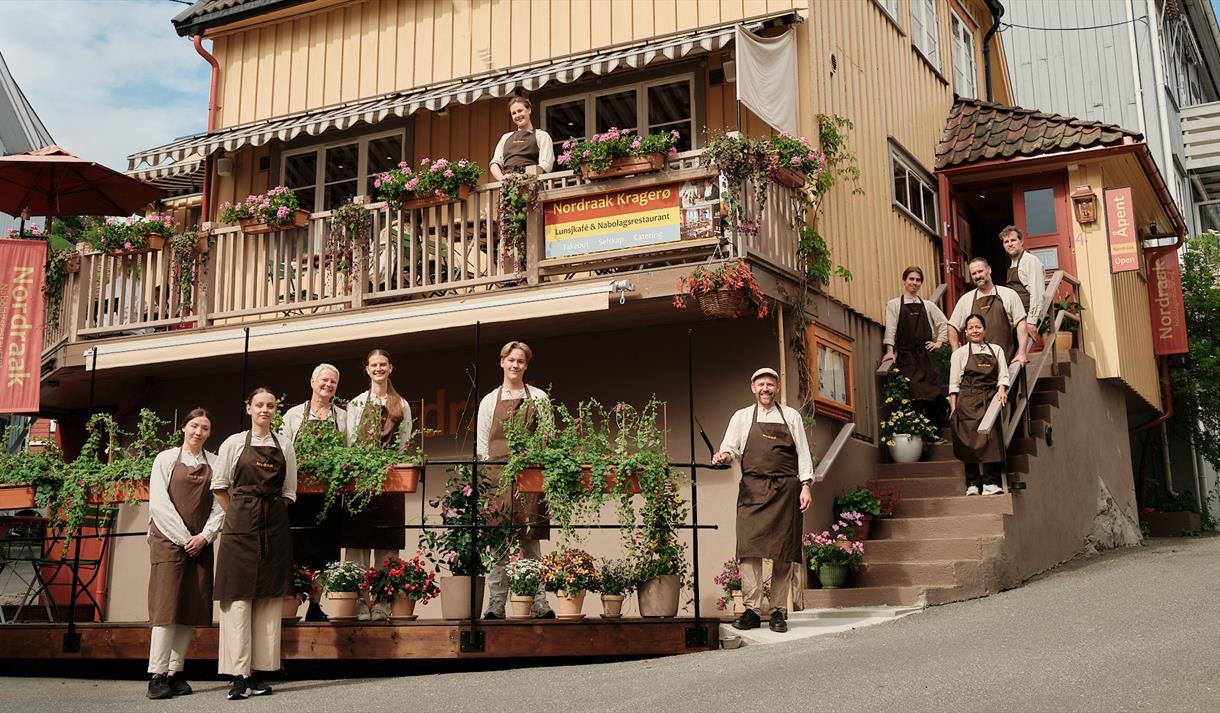 Nordraak restaurant i Kragerø, med ansatte utenfor