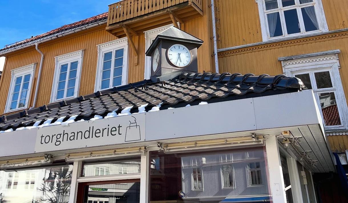 utvendig fasade torghandleriet. Gult hus.