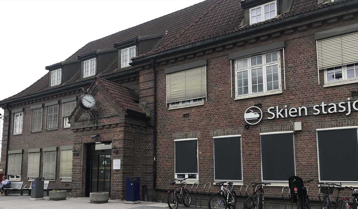 fassade Skien jernbanestasjon