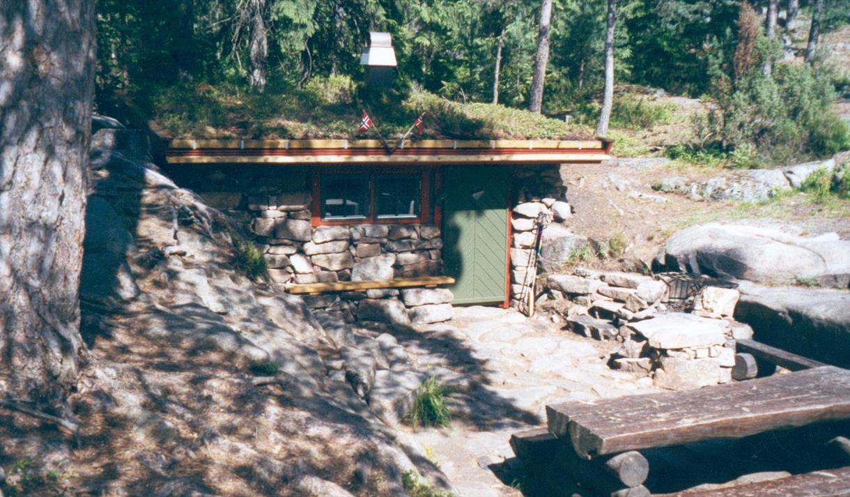rasteplass ved en liten hytte