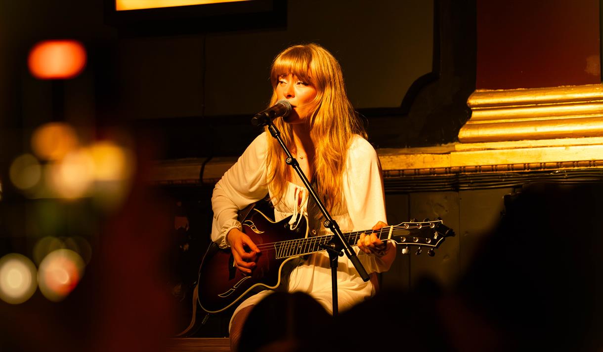 dame med gitar