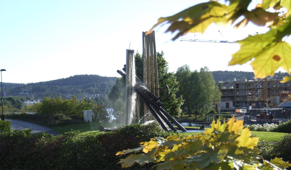 Tømmerfløtemonumentet "Gjennom foss" i Skien