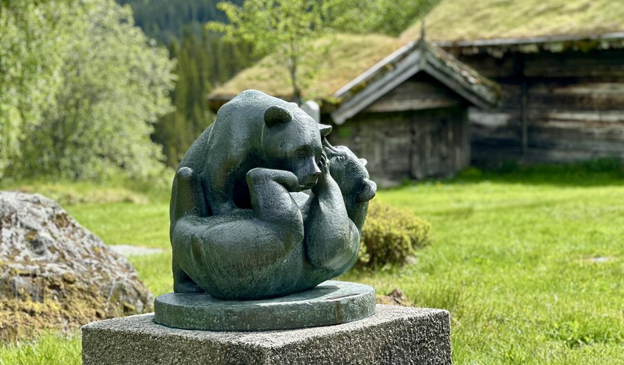 Leikande bjørnar, skulptur på Grimdalstunet