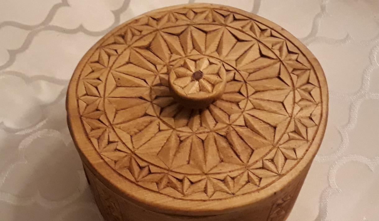 Eksempel på karveskurd av Kjell Bitustøyl, Vest-Telemark museum.