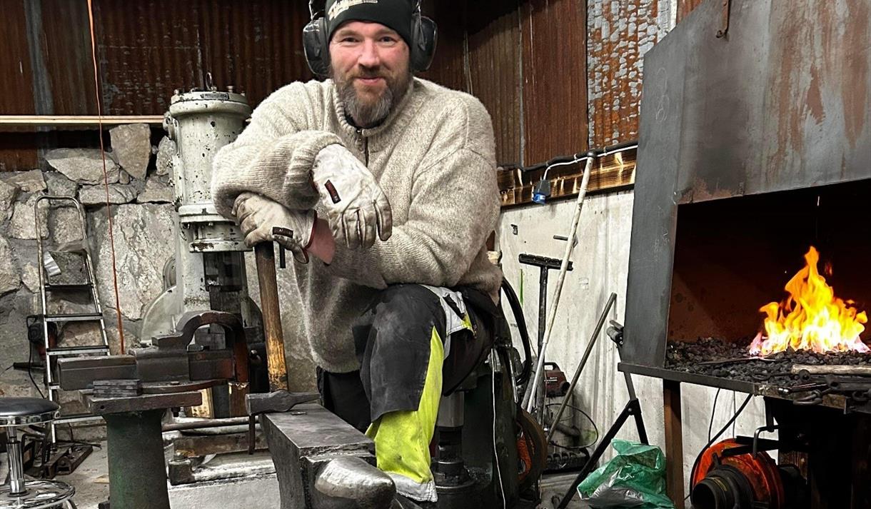 Smed Jan Erik N. Klausen driv JE Klausen AS med base i Fyresdal.