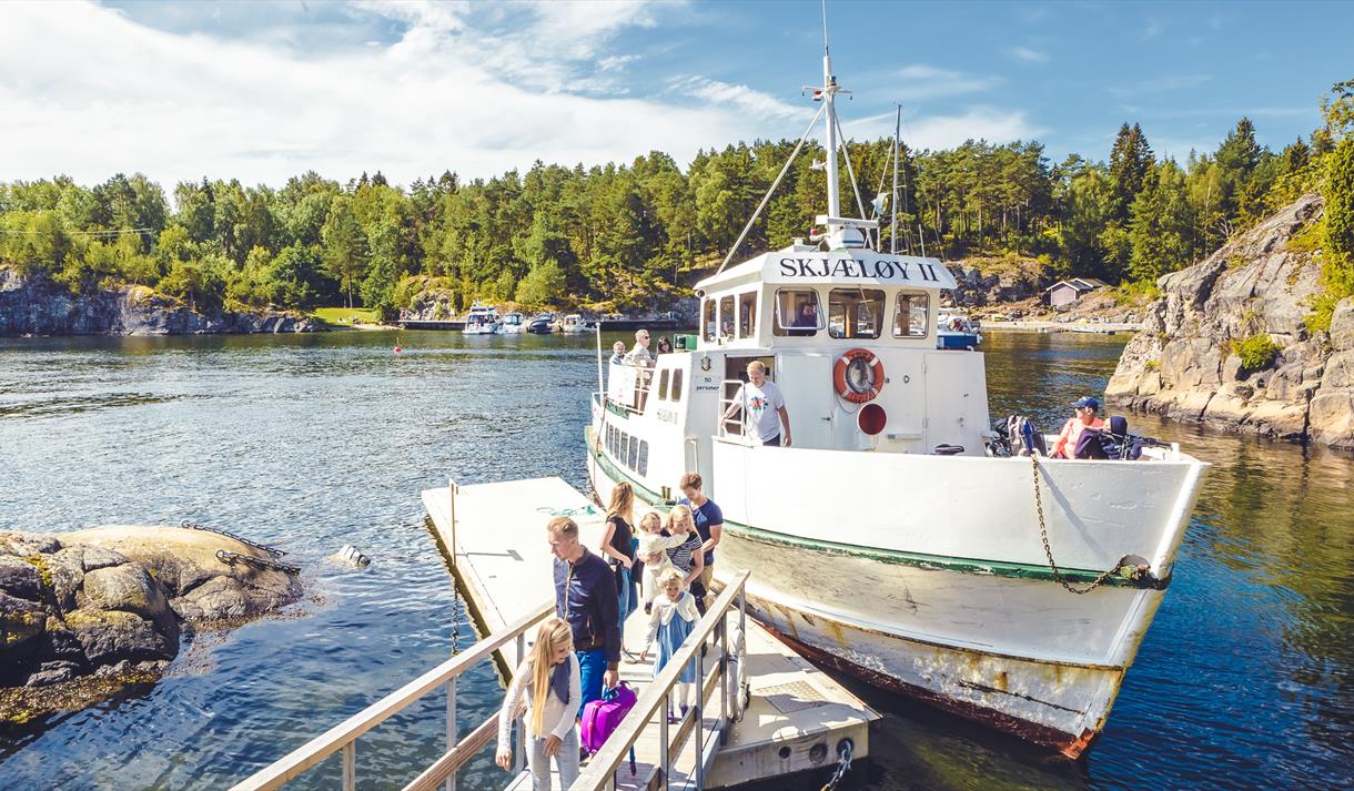 folk på båttur i skjærgården