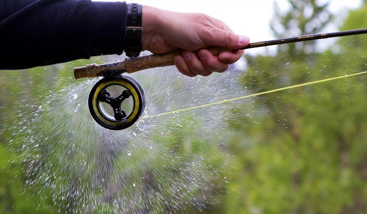 mann holder fiskestang