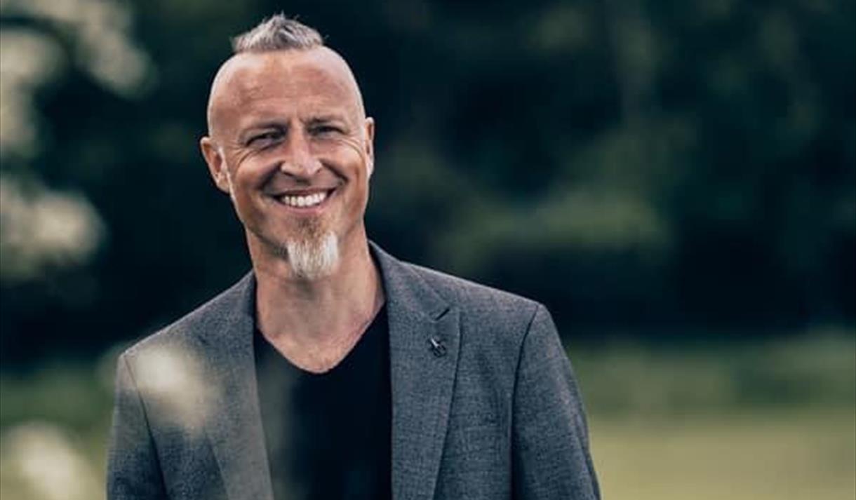 Jon Solberg har konsert på Øyfjell bygdemuseum under Øyfjelldagen.