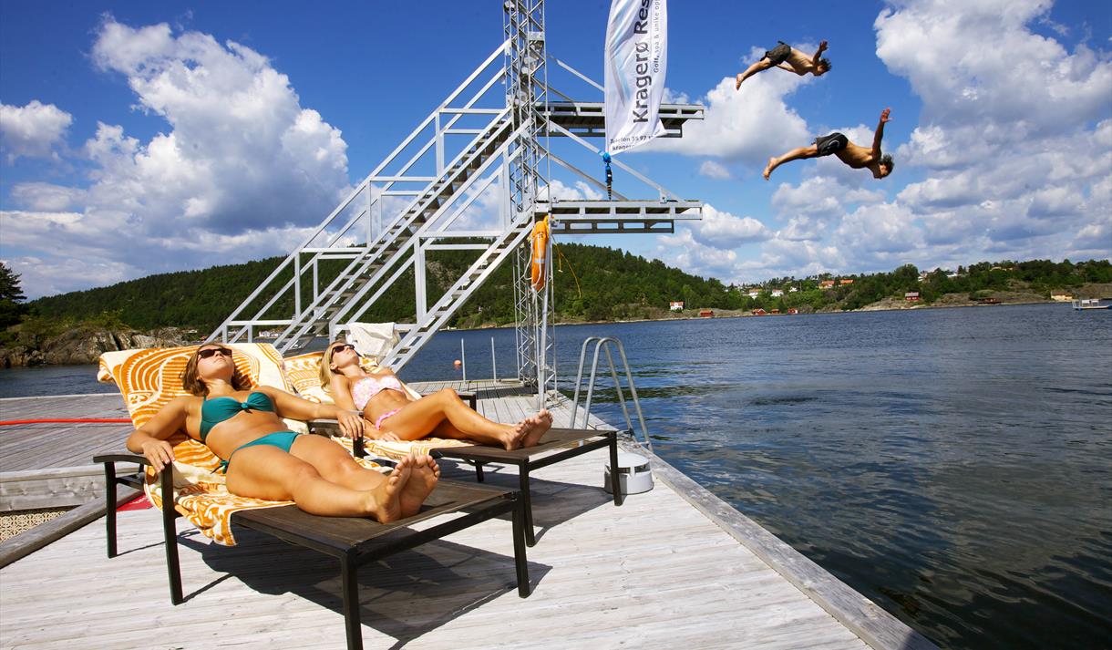 Beach Club er stranddelen til spahotellet Kragerø Resort. Her kan du bade i sol, hoppe i sjøen fra stupebrettet, spille sandvolleyball og mye mer.