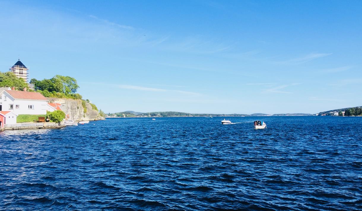 2 små båter på vannet utenfor Brevik