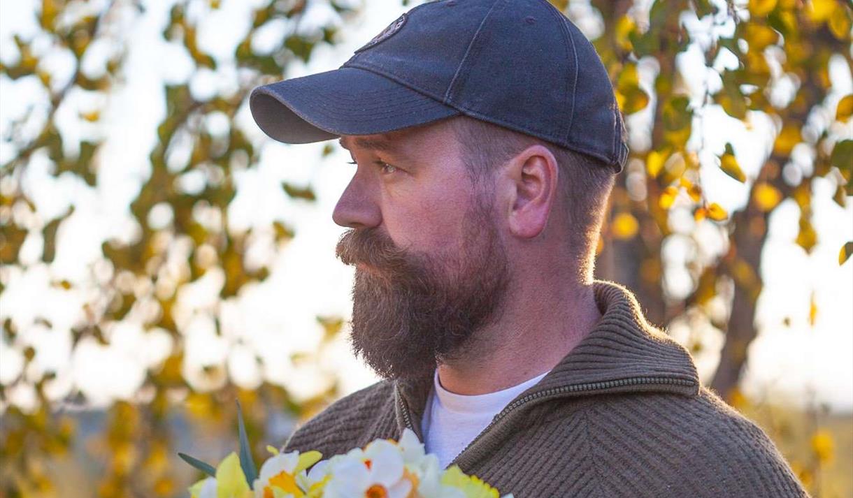 mann med blomster