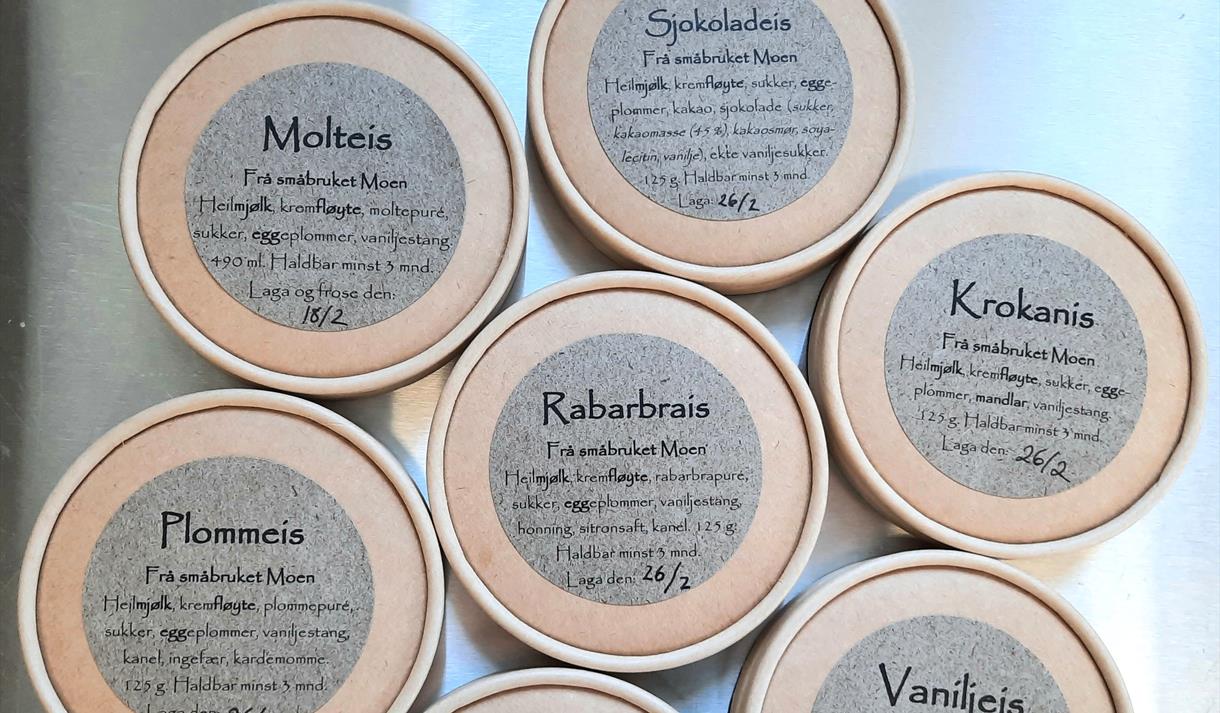 Isbokser med ulike smaker fra Småbruket Moen