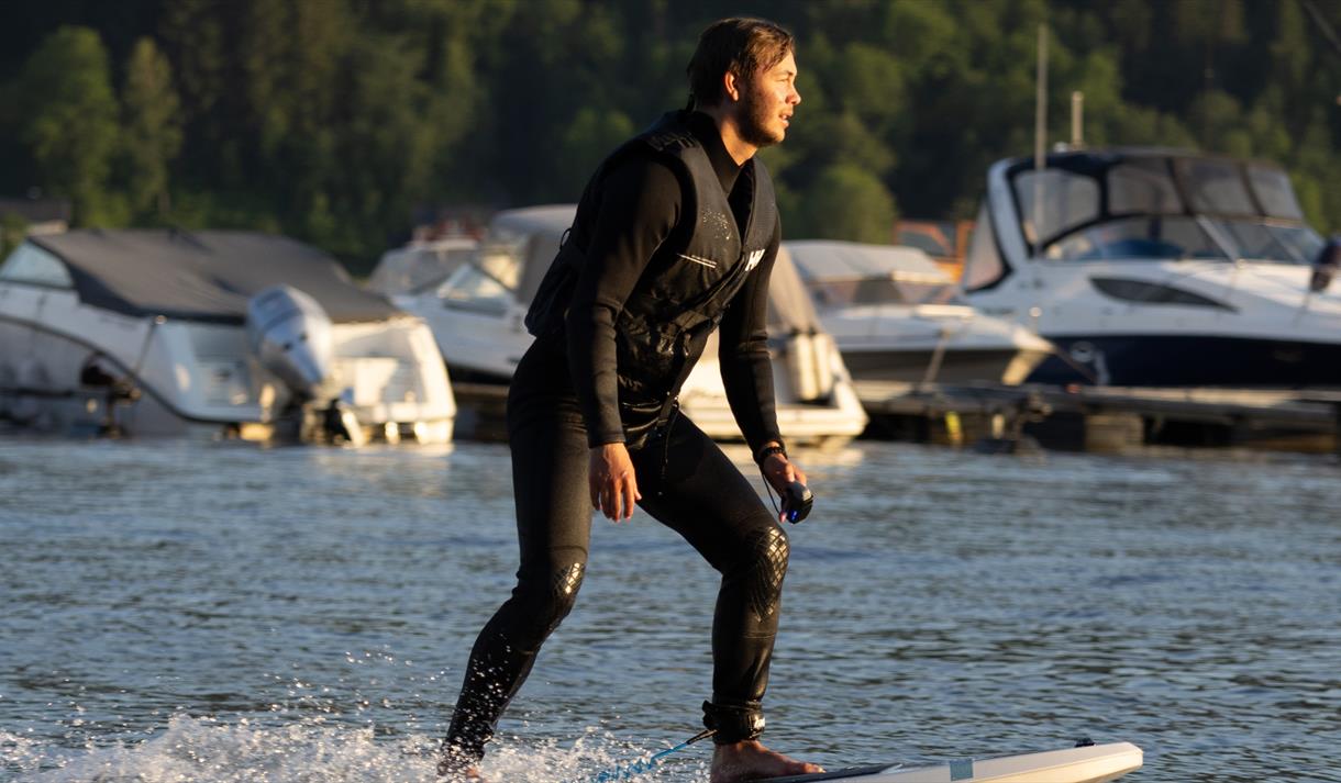 Halvor hjelper deg med å surfe slik