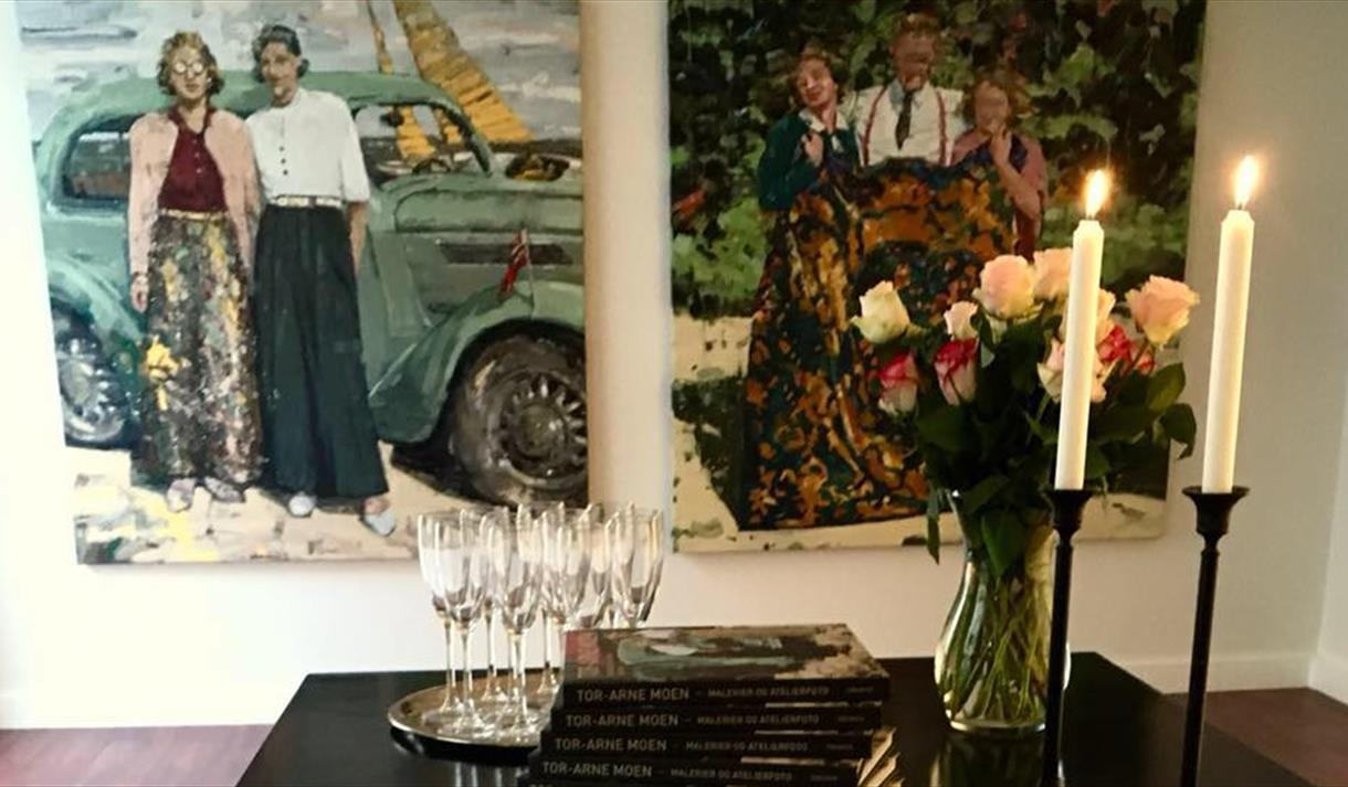 bøker som ligger på bordet