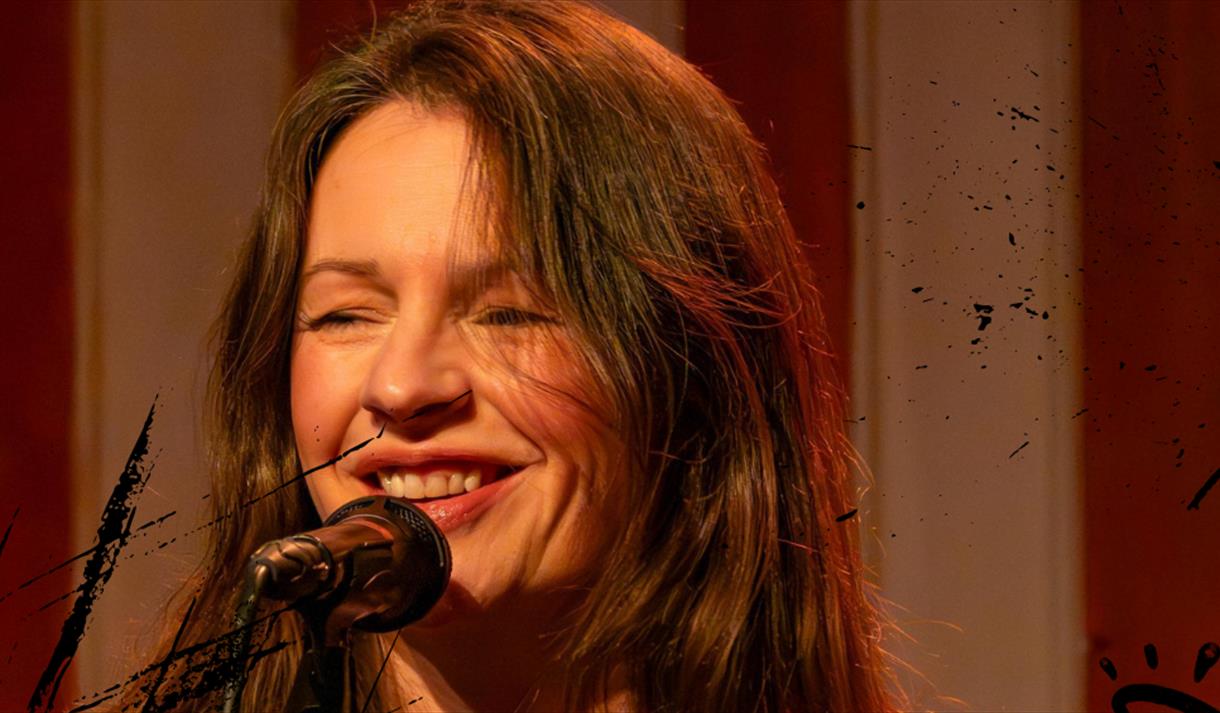 Plakat med mørk dame som synger