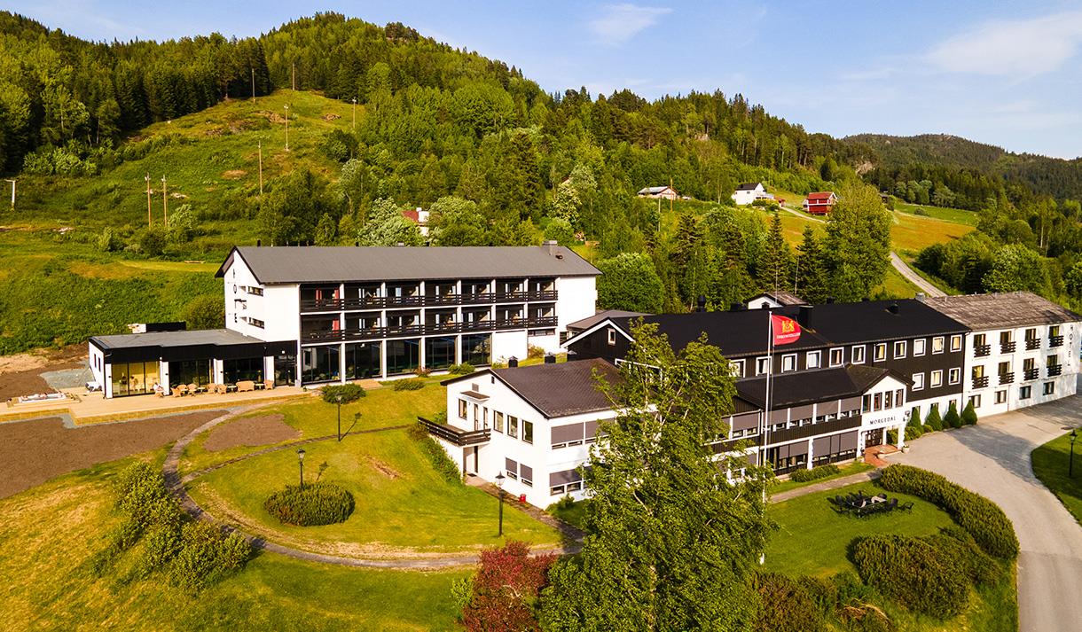dronebilde av Morgedal Hotell