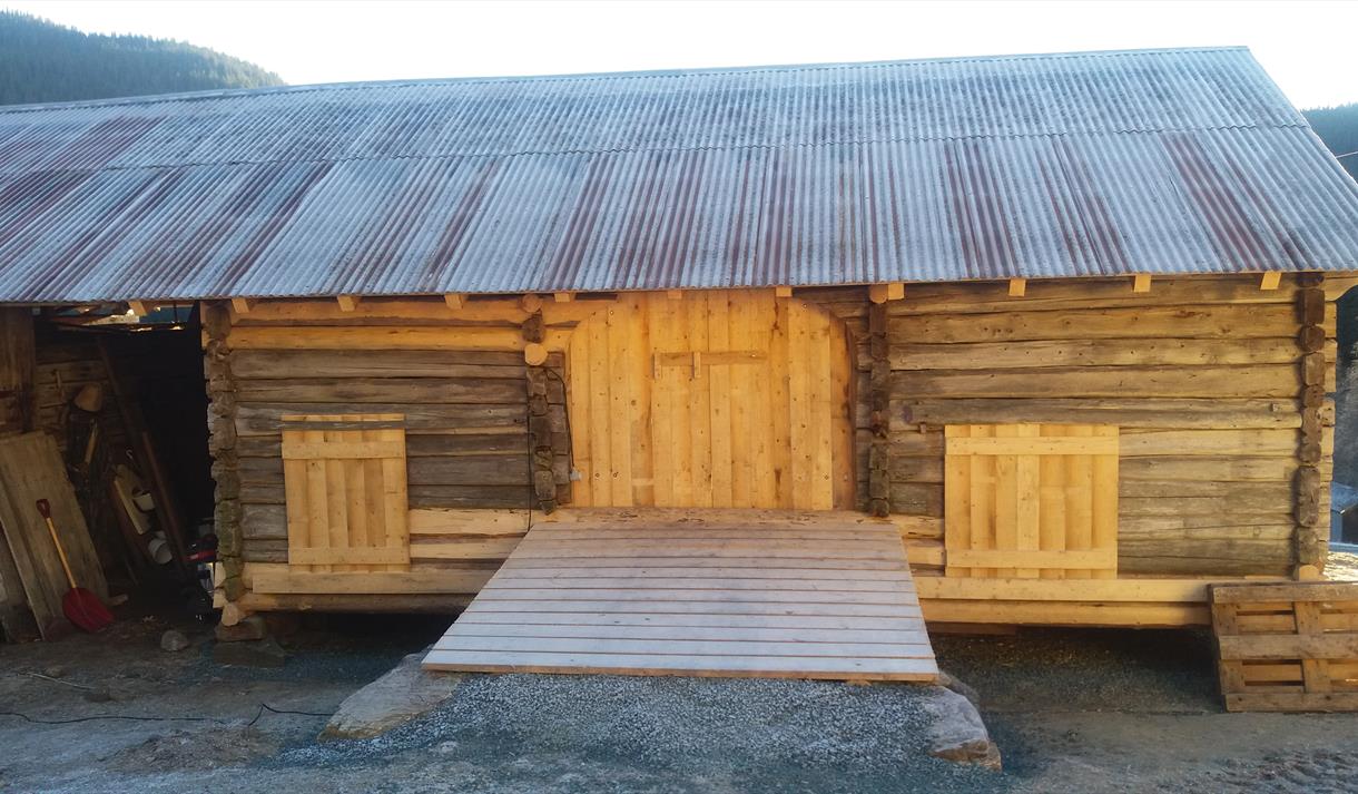 Restaurert låve med låvebru på Rostaul i Manndal