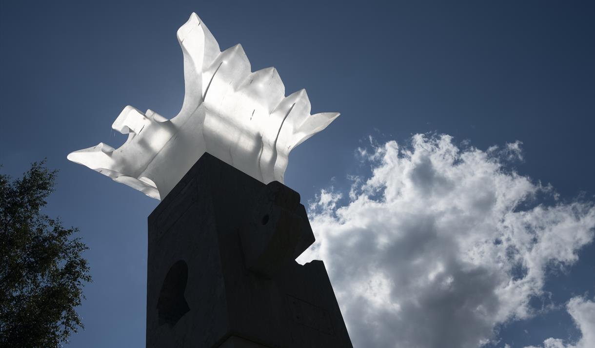 Skulpturen "Nutheim totem" av Philipp Dommen