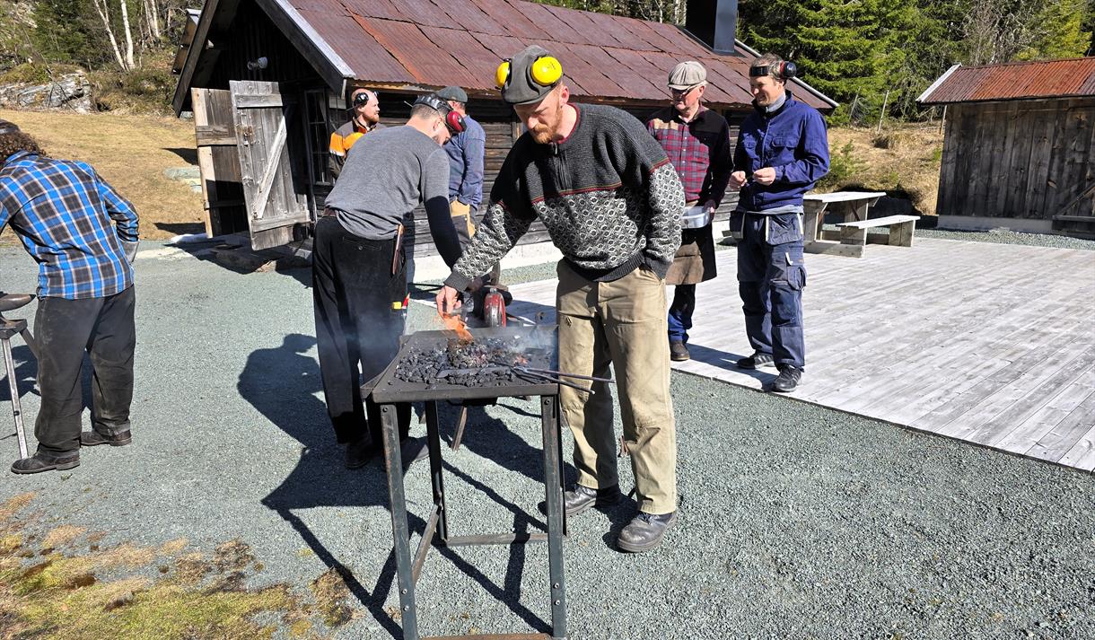 Handverkarkaffi med smiing av verktøy, Bygningsvernstenesta i Telemark
