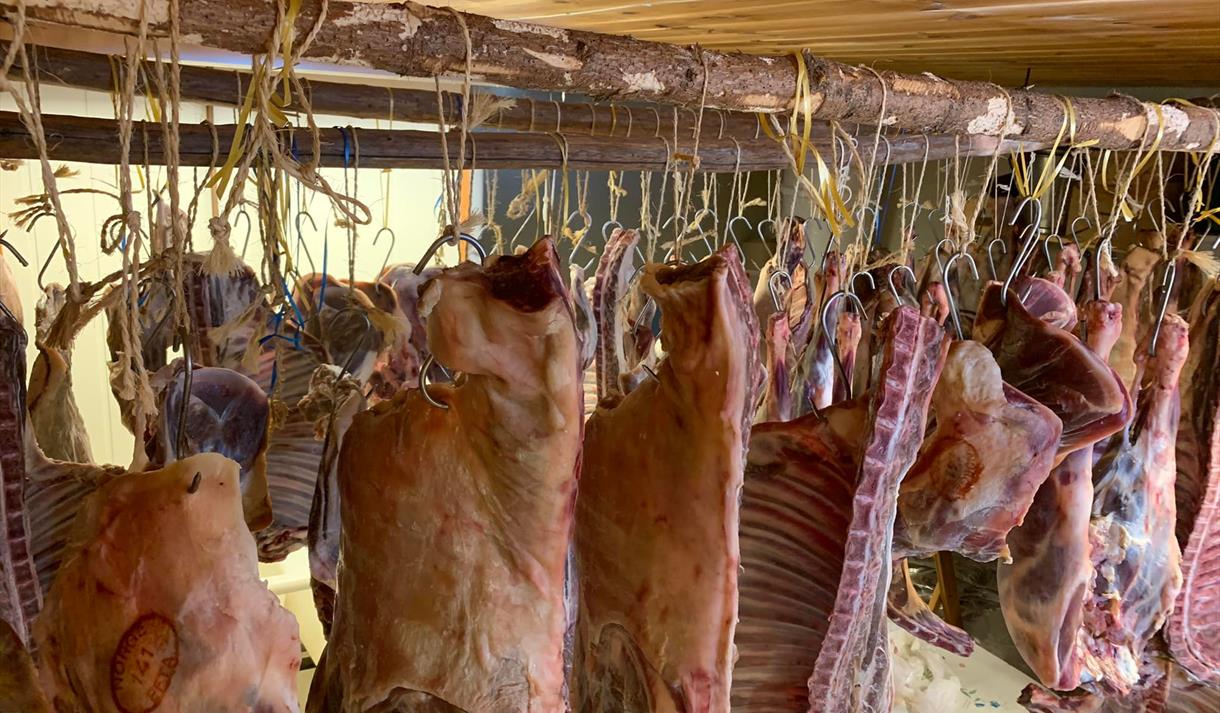 slakt hengende fra tak