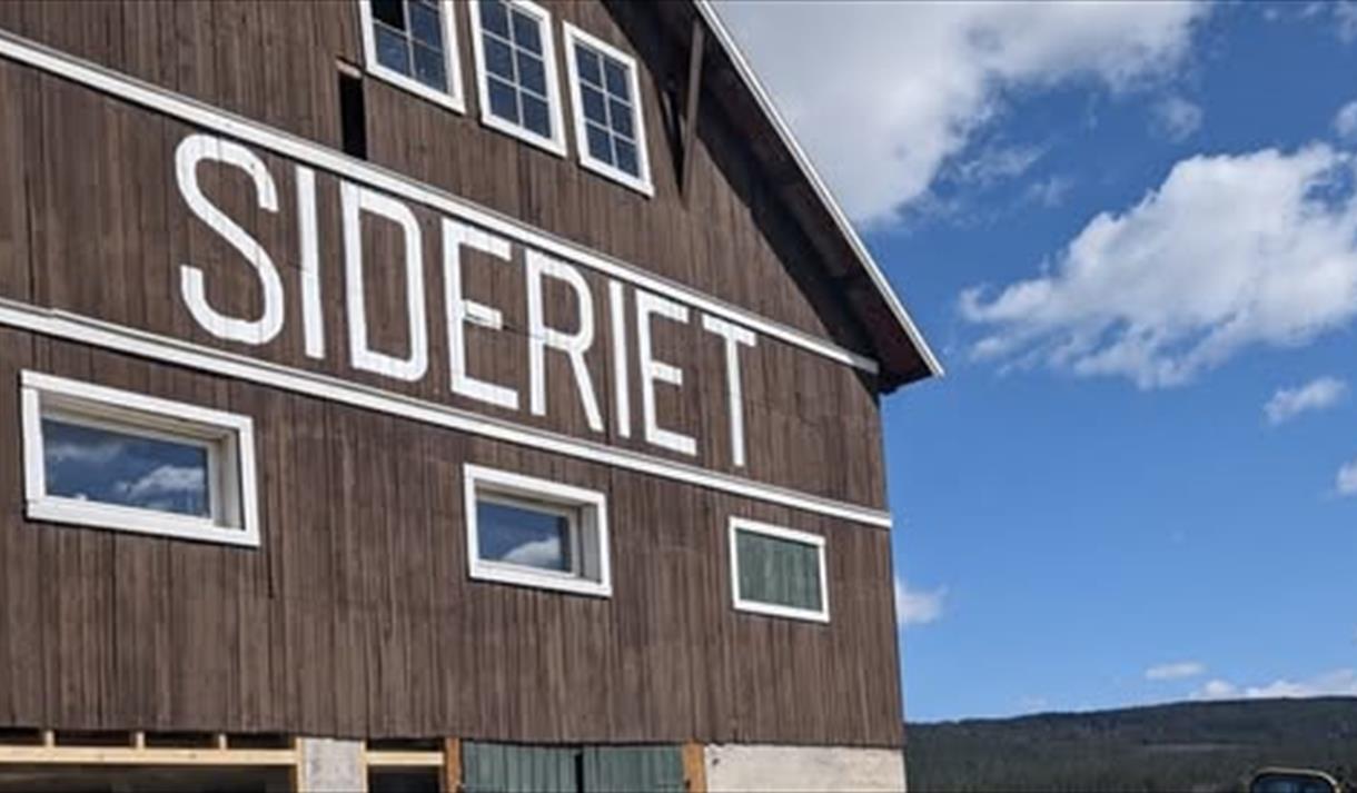Låve med logo til Sideriet på kortvegg
