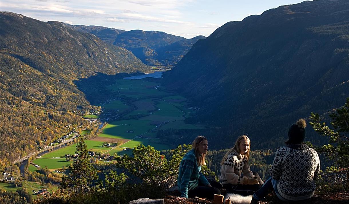 Tre turkledde jenter på toppen av Bindingsnuten i Flatdal.