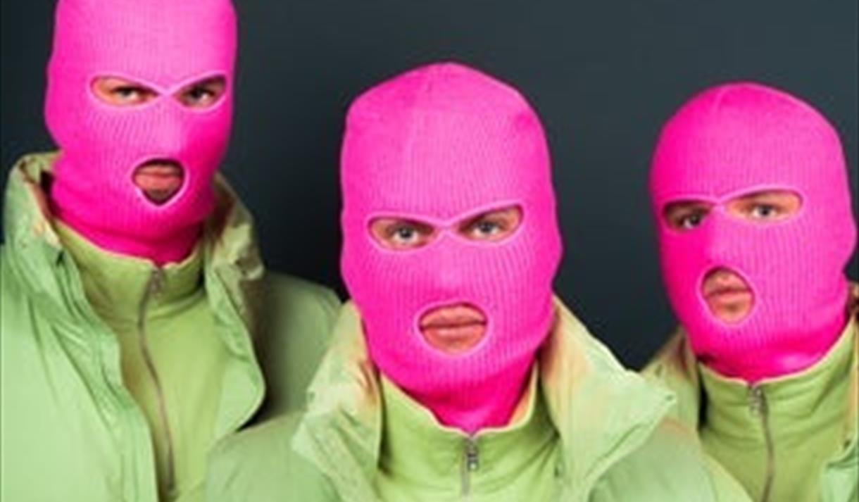 tre menn med rosa ansiktsmasker og lime grønne jakker