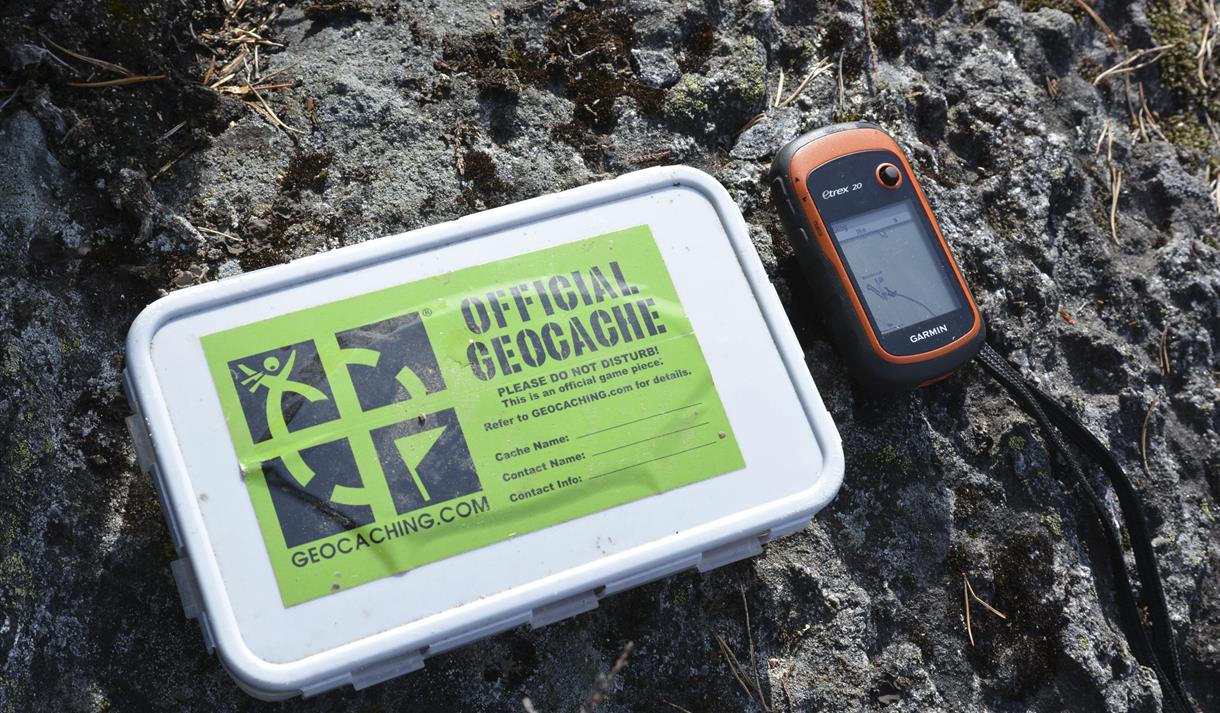 Ved hjelp av en GPS kan du lete deg fram til geocachen!