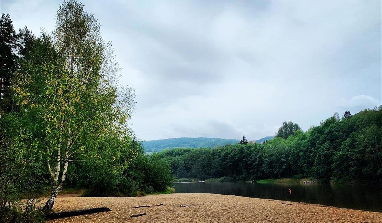 Fin sandstrand ved Heddøla, Svingen, Notodden. Foto