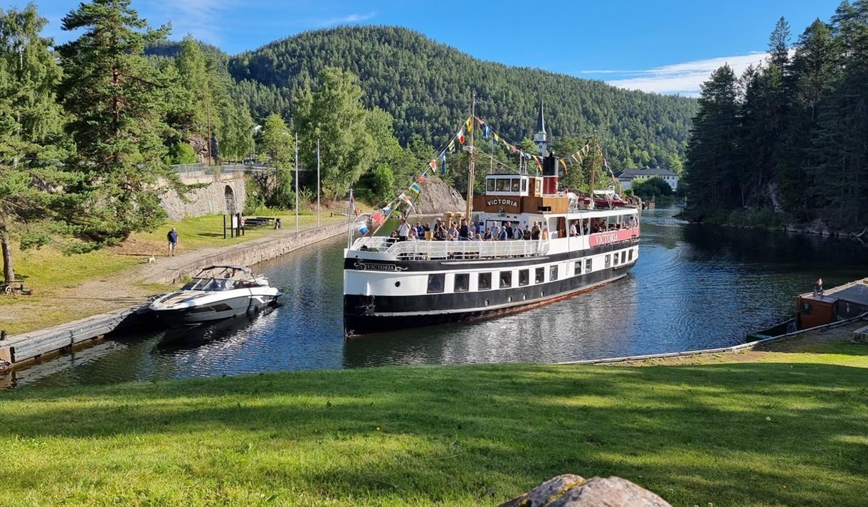 MS Victoria ved Løveid sluser i fint sommervær